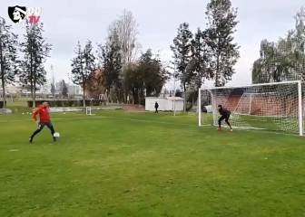¡Paredes 'recordó' uno de sus mejores goles a la U en práctica de Colo Colo!
