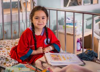 Iniciativa convierte camisetas en batas para niños hospitalizados