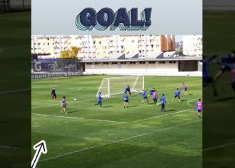 ¡Ante 5 defensas! El golazo 'maradoniano' de Franco Lobos en la práctica de la U