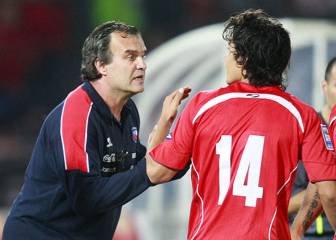 A 13 años del arribo de Bielsa a la Roja: sus dos retos que quedaron en la historia