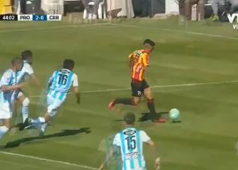 ¡Taco, la pisó y gol! El gran tanto de delantero chileno en Uruguay