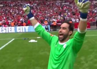 Penales y atajadas notables: el homenaje del City a Bravo
