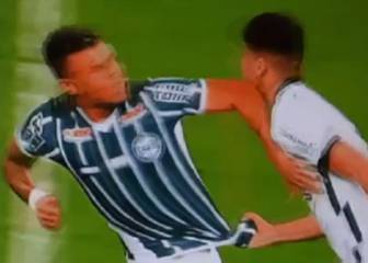 El criminal codazo que sufrió Araos en duelo de Corinthians
