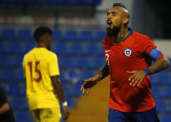 Vidal mostró las dos nuevas camisetas que usará la Roja