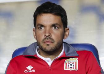 Larcamón fue amonestado por sacarse la mascarilla