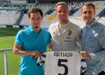 El chileno que curó de una lesión a Arthur y que hoy trabaja con él en Juventus