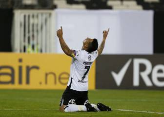 Colo Colo golpea a Peñarol y respira en medio de la crisis