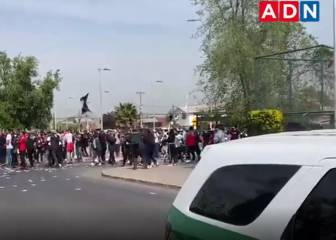 El furioso cántico de los hinchas albos contra ByN fuera del estadio Monumental