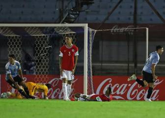 El VAR y el árbitro Aquino liquidan a la Roja en Uruguay