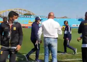 Dejó al DT rival con la mano estirada: el gesto negativo de Salas tras una nueva derrota