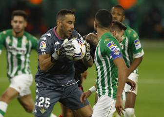 Los tres goles que recibió Bravo en la dolorosa caída del Betis