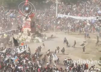 Así fue el enfrentamiento entre barristas de Colo Colo y la U en marcha del 18 de octubre