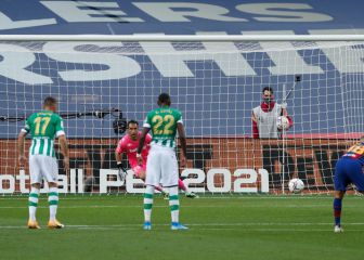 ¡Atajó el penal! Así Bravo impidió el festejo de Griezmann