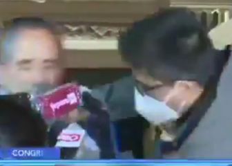 ¡Directo al rostro! La brutal agresión a un congresista peruano en plena conferencia