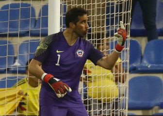La doble marca continental que logró Claudio Bravo ante Perú