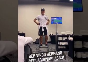 ¡Tuvo que bailar! El 'bautizo' de Edu Vargas en Atlético Mineiro