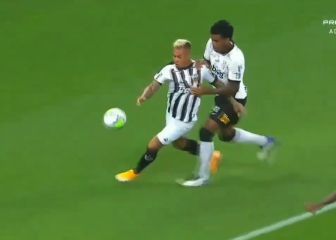 ¿Y el VAR? El increíble penal no cobrado sobre 'Edu' Vargas