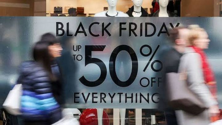 La tradición del Black Friday llegó a Chile y varias tiendas comerciales optaron por sumarse a esta fecha con distintas ofertas para sus clientes.