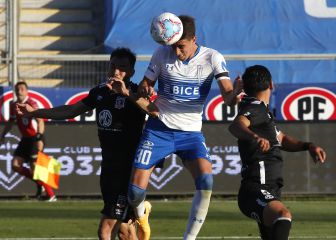 Católica y Colo Colo reclaman penales por redes sociales