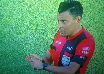 El homenaje de los árbitros a Diego Maradona en el clásico