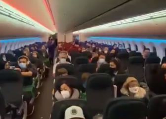 ¡Con aplausos!: así anunciaron en el avión la llegada de la vacuna Pfizer a Chile