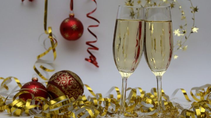 Rituales y tradiciones de Nochevieja para empezar bien el Año Nuevo 2021: Uvas, lentejas, maletas