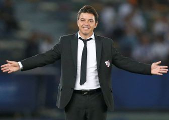 River mira a una figura de la UC