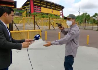 ¡Periodista sufre un asalto en vivo en estadio de Ecuador!