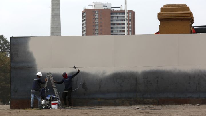Así será el muro de acero en Baquedano: cuánto pesará y cuál será su altura