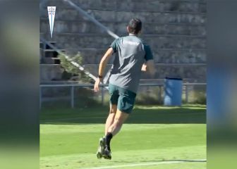 ¡Con cabezazo de palomita! Así entrena Poyet junto a los jugadores de la UC