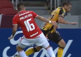 El desafortunado partido de Palacios: dos fouls y expulsado