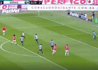 El remate que pudo hacer héroe a Carlos Palacios en el clásico ante Gremio