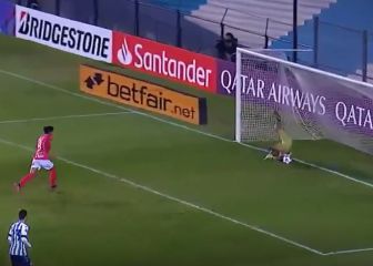 El minuto de gloria de Arias: tapa penal y luego Racing anota