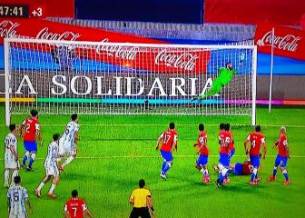 La gran tapada de Bravo a Messi que sostuvo el empate