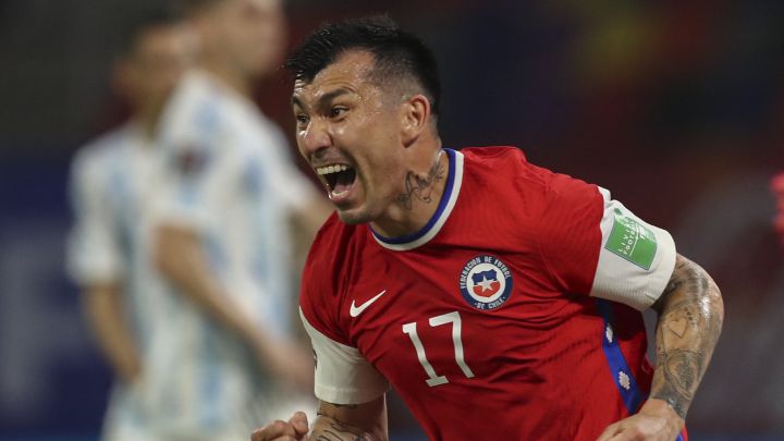 Gary Medel / File Gary Medel Chile Jpg Wikimedia Commons - Gary medel is a defender and is 5'7 and weighs 156 pounds.