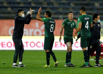 Bolivianos se llevaron las camisetas de Medel y Bravo