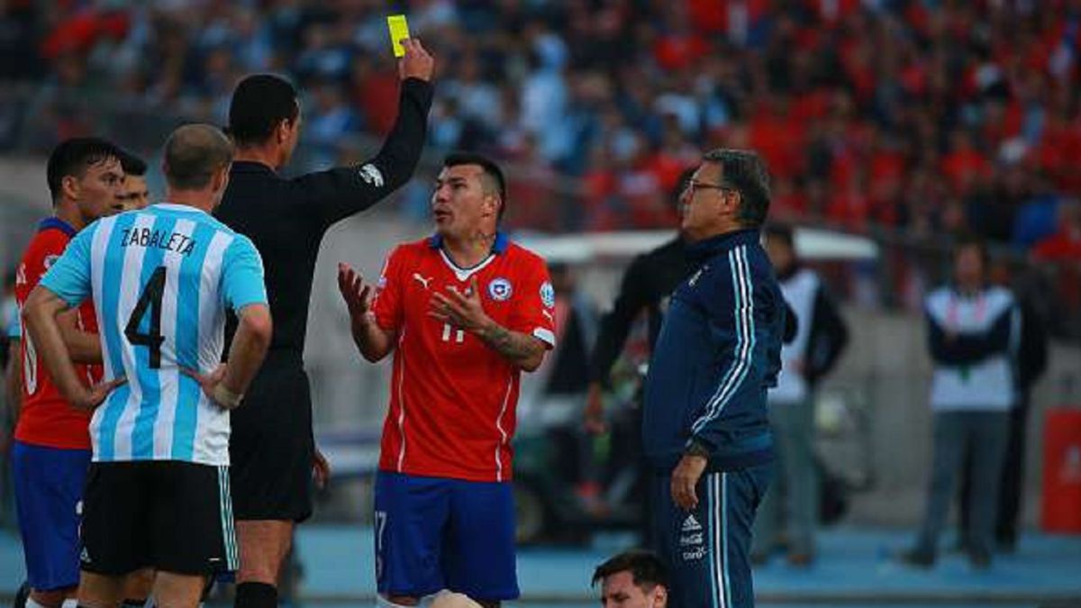 Arbitro de la histórica final de 2015 dirigirá el Argentina-Chile - AS Chile