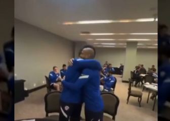 ¡Festeja Chile! El cálido abrazo de Vidal y Bravo que firma la reconciliación