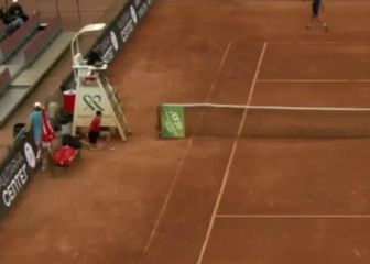 ¡Directo al baño! Jarry sufrió una emergencia en pleno partido