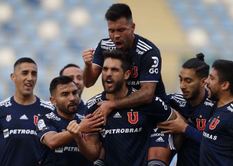 La U brilla, es puntera y Larrivey aumenta su racha