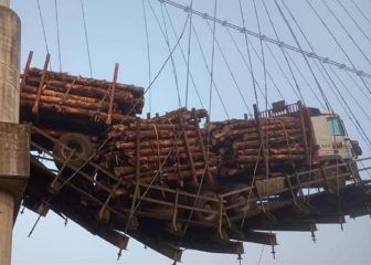 El impactante video de un camión colgando ante la caída de puente