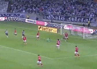 ¡Pasó rozando el poste! Vargas estuvo cerca de anotarle a River