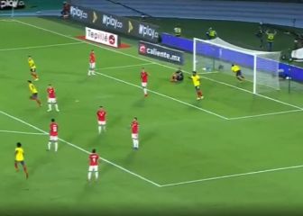Gary Medel retó a Meneses y el VAR salvó a Chile