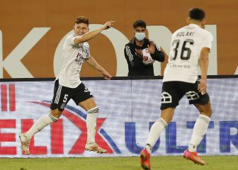 Gil brilló y rescató la victoria alba