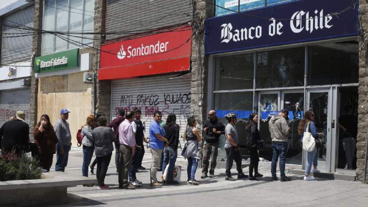 Horarios De Los Bancos En Chile En Fiestas Patrias Bancoestado Bbva Santander Banco Chile As Chile