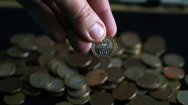¿Por qué en Chile le decimos 'gamba' a la moneda de cien pesos?