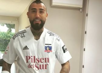 ¡Listo para el Superclásico!: Vidal se puso la camiseta de Colo Colo