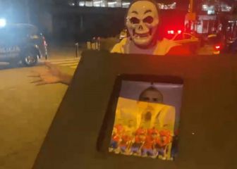 Un ataúd con la cara de Vidal: en Perú encienden el partido