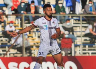 Fue multicampeón amateur, debutó a los 32 años en el Ascenso y anuló a Paredes