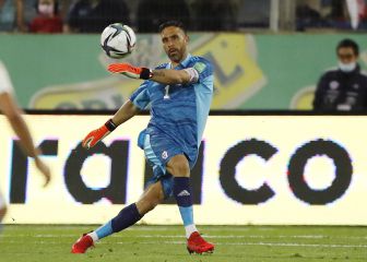 El doble hito de Claudio Bravo